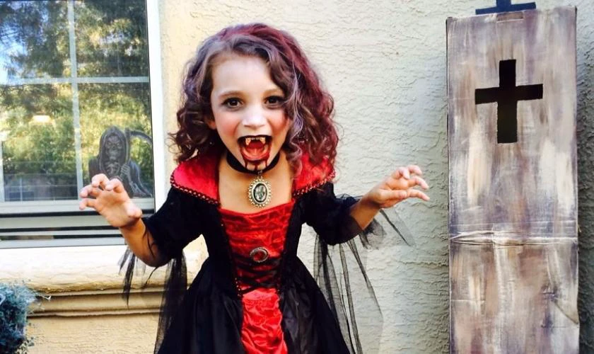 Vẽ mặt Halloween ma cà rồng thu hút mọi ánh nhìn