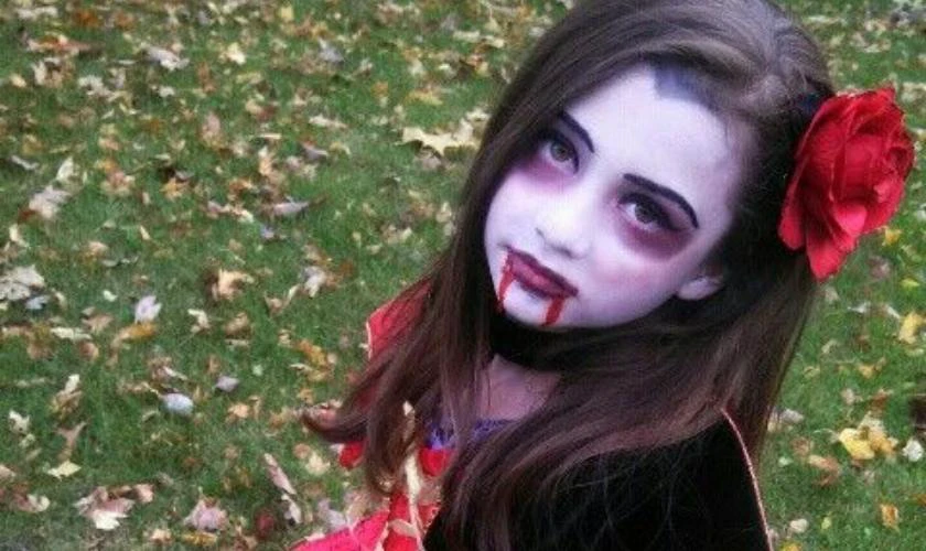 Vẽ mặt Halloween ma cà rồng thu hút