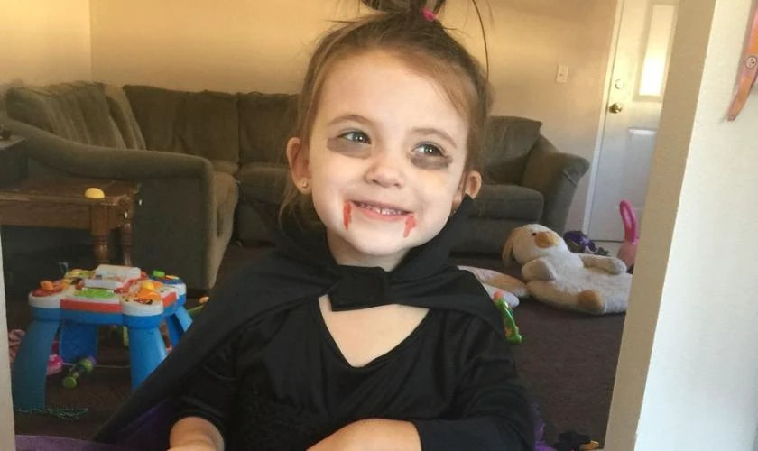 Vẽ mặt Halloween ma cà rồng đẹp