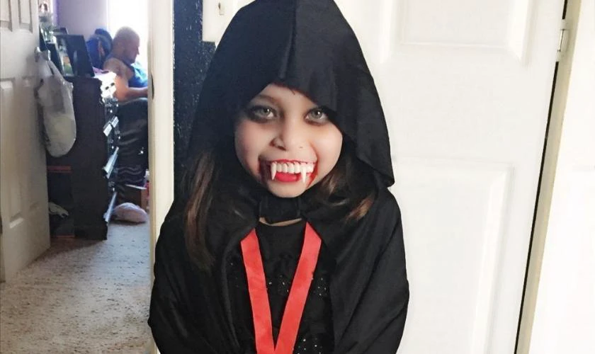 Vẽ mặt Halloween ma cà rồng ấn tượng