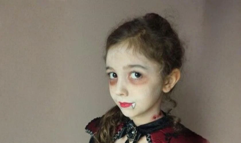 Vẽ mặt Halloween ma cà rồng