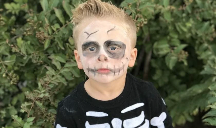 Hóa trang thành bộ xương di động