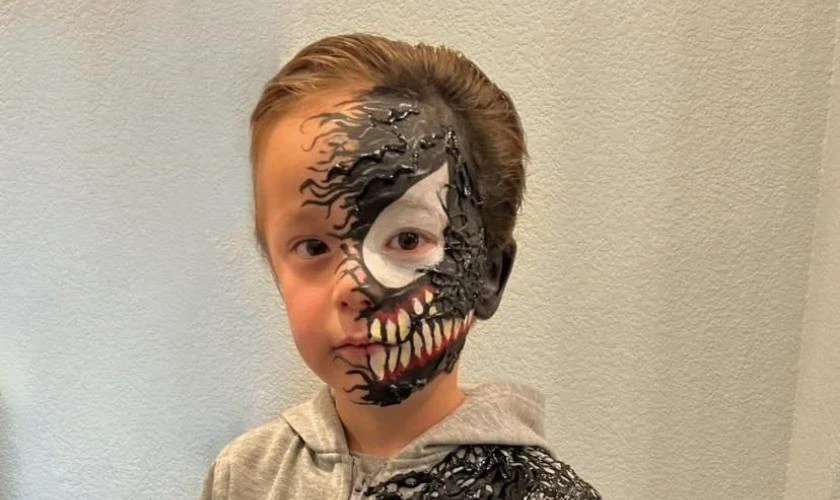 Hóa trang thành bộ xương hù dọa