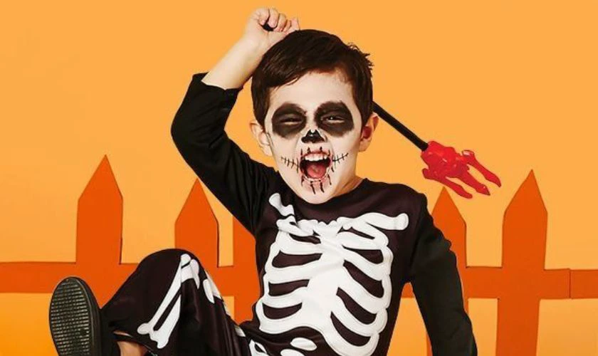 Hóa trang thành bộ xương Halloween