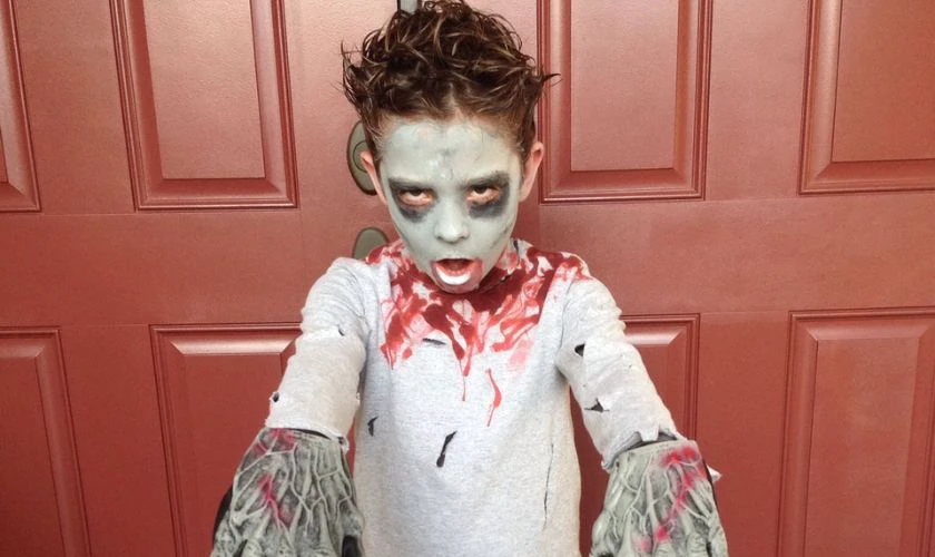 Vẽ mặt Halloween quái vật hung mãn