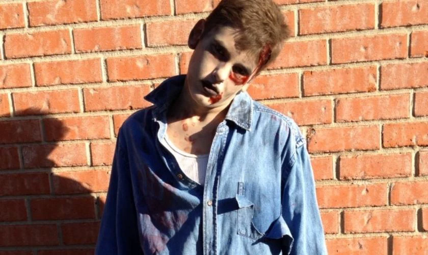 Vẽ mặt Halloween quái vật ấn tượng