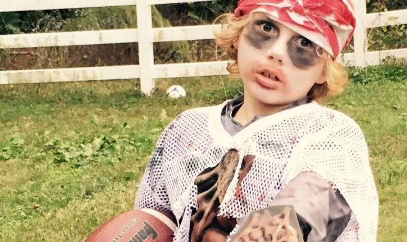 Vẽ mặt Halloween quái vật độc đáo