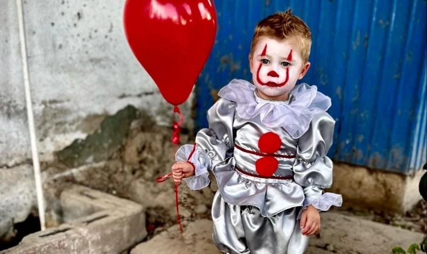 Vẽ mặt Halloween chú hề ma quái đầy màu sắc