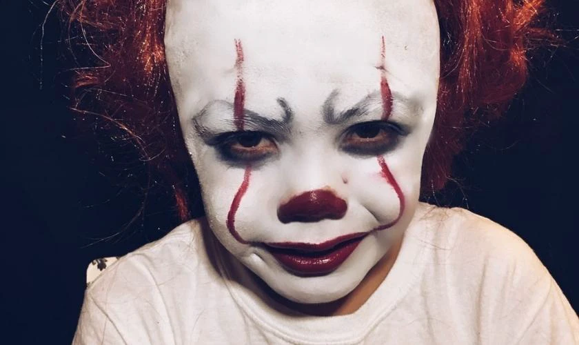 Vẽ mặt Halloween chú hề ma quái ấn tượng