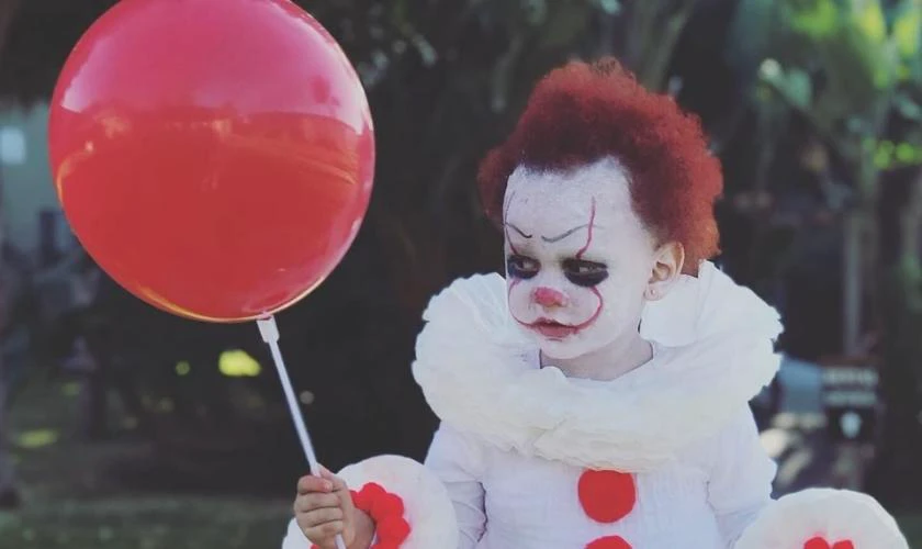 Vẽ mặt Halloween chú hề ma quái độc đáo