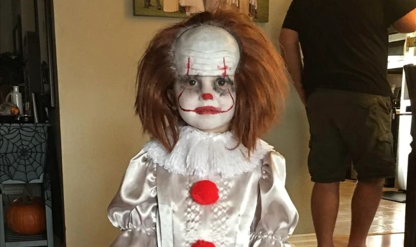 Vẽ mặt Halloween chú hề ma quái đặc biệt