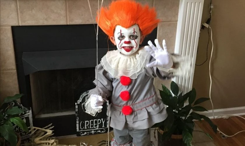 Vẽ mặt Halloween chú hề ma quái