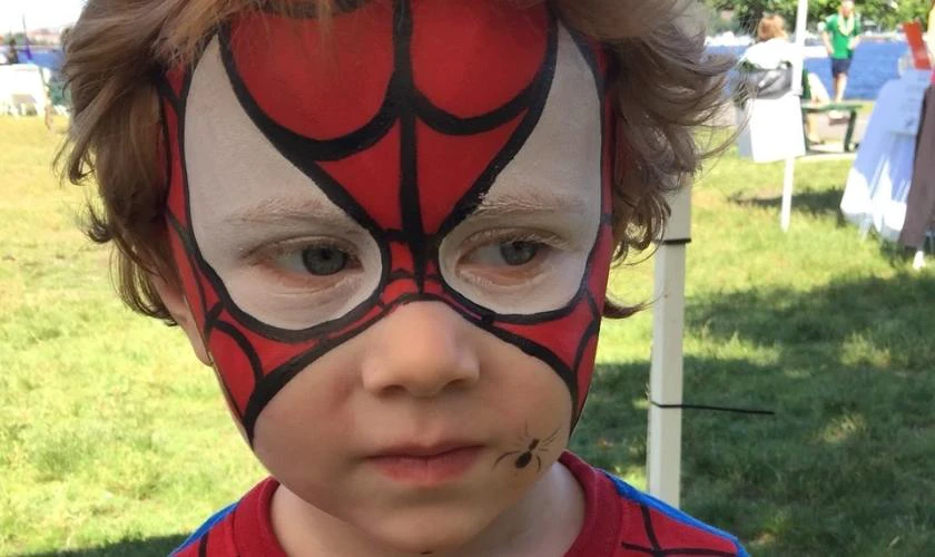 Hóa trang thành người nhện độc lạ