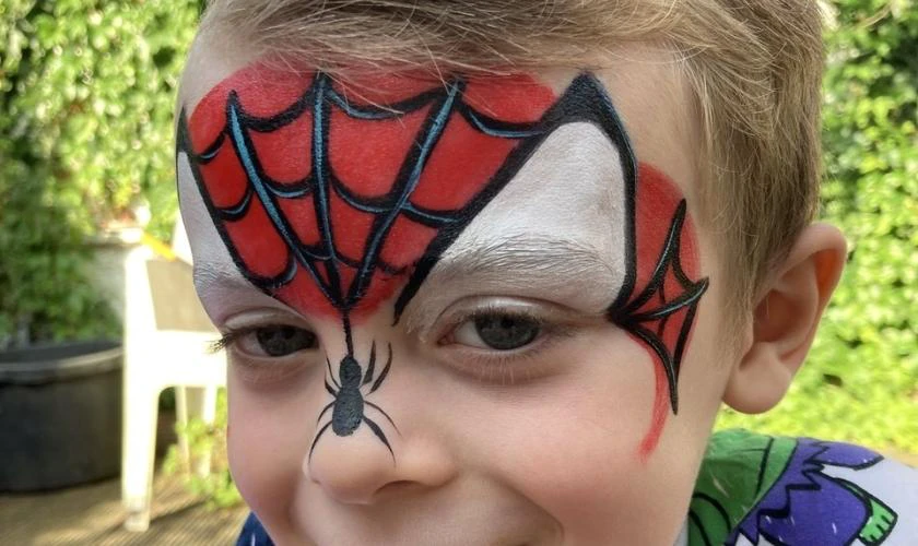 Hóa trang thành người nhện 2025