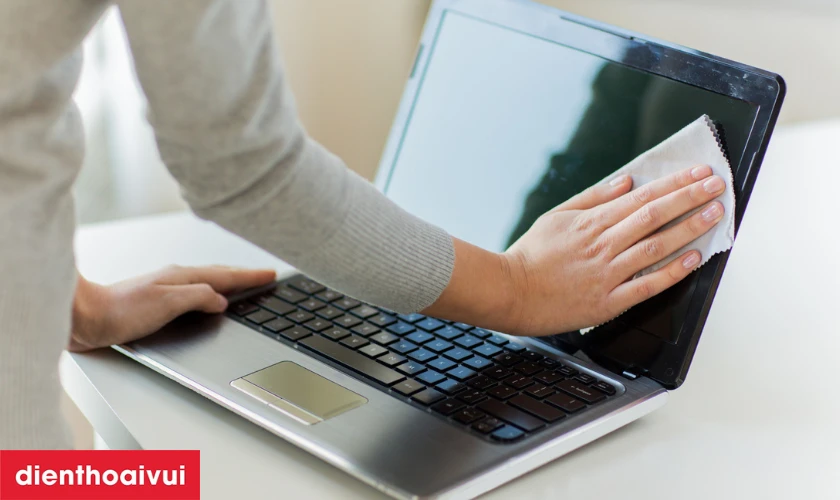 Vệ sinh m&agrave;n h&igrave;nh laptop đ&uacute;ng c&aacute;ch