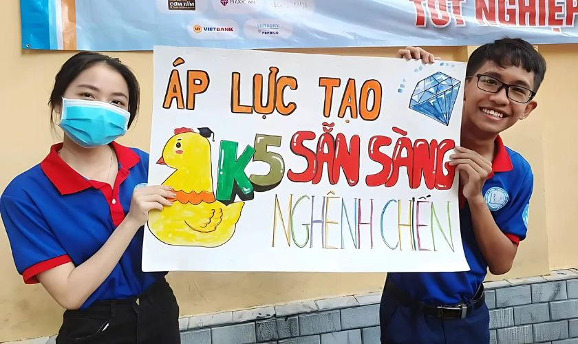 Tranh vẽ tiếp sức mùa thi lan tỏa tinh thần