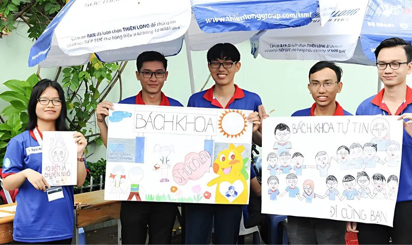 Bức tranh vẽ tiếp sức mùa thi