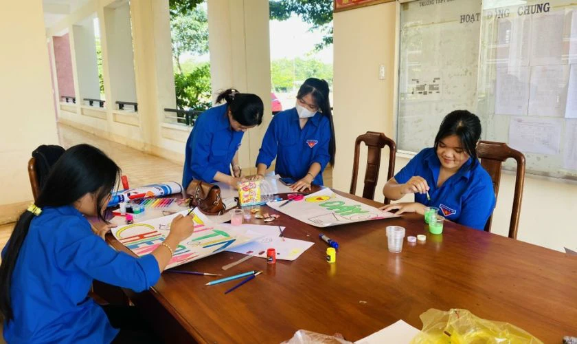 Lưu ý khi vẽ tranh tiếp sức mùa thi