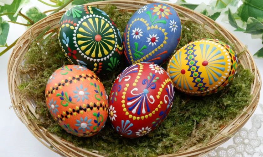 Vẽ Trứng Phục Sinh theo hoa văn cổ điển