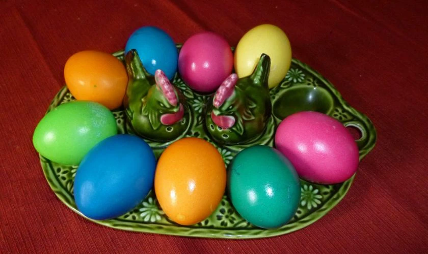 Vẽ Trứng Phục Sinh đơn màu