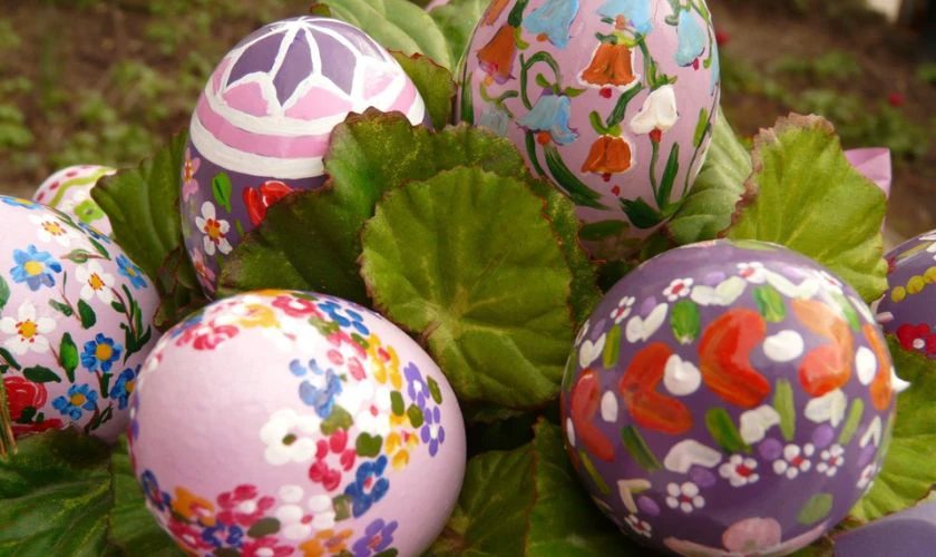 Vẽ Trứng Phục Sinh họa tiết hoa