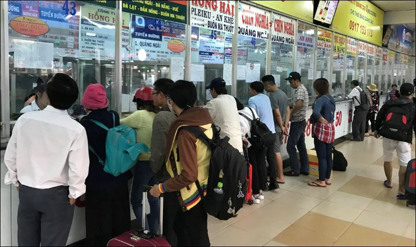 Mua vé xe Tết 2025 tại bến xe hoặc đại lý