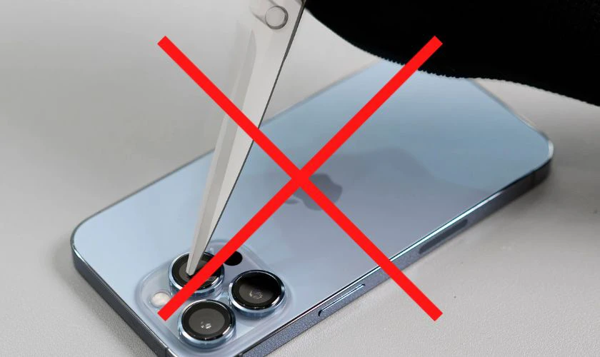 Tránh để iPhone 15 tiếp xúc với vật sắc nhọn
