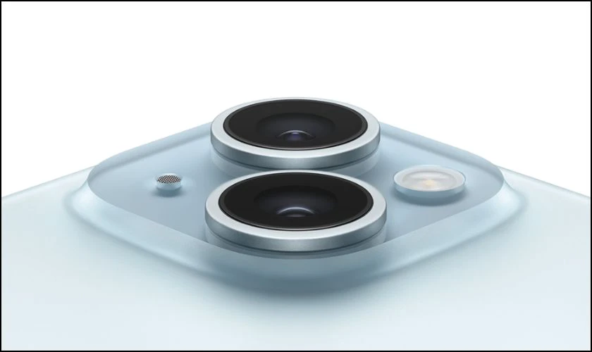 Sử dụng sáp chống trầy cho viền camera iPhone 15