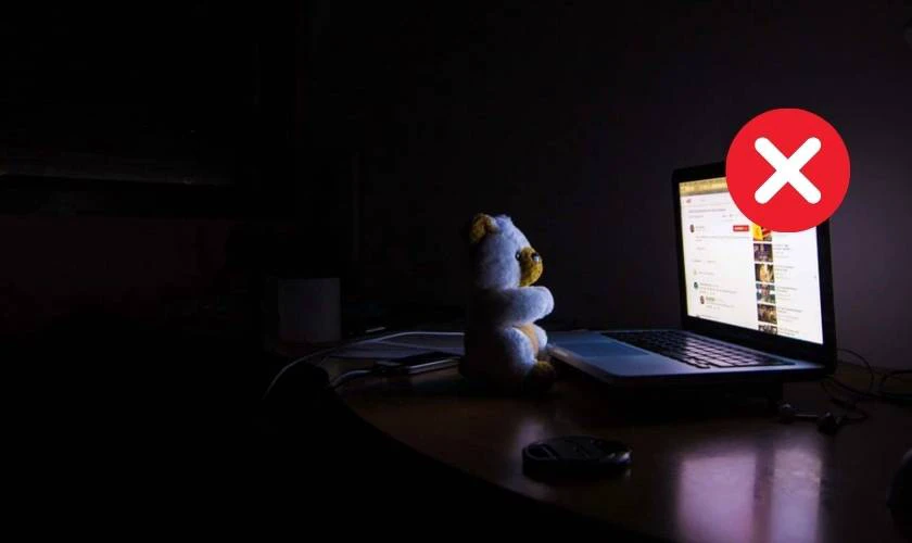 Tránh sử dụng laptop trong môi trường thiếu ánh sáng