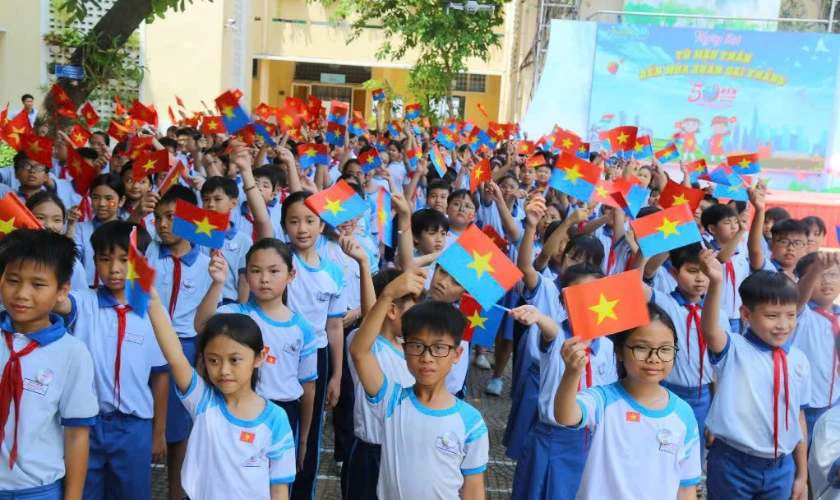 Viết bài văn biểu cảm về ngày khai giảng