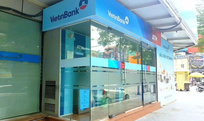 Đến các địa điểm có máy ATM của ngân hàng khác để rút tiền mặt