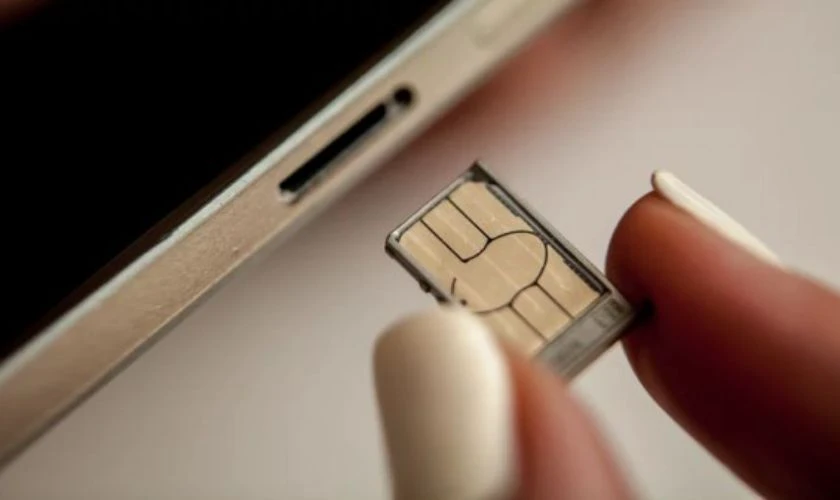 Tháo và lắp lại SIM để đảm bảo SIM hoạt động ổn định và không bị lỗi kết nối với mạng di động