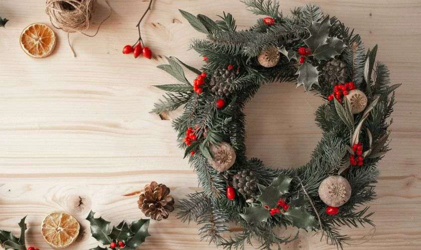 Hnh ảnh vòng nguyệt quế trang trí Noel ấm áp