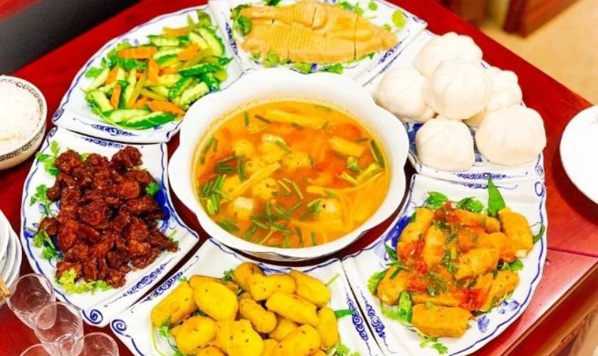 Nấu mâm cúng chay quân quần bên cha mẹ