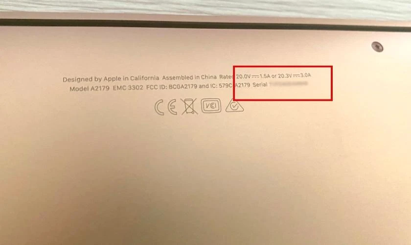 Check số serial MacBook trên mặt lưng máy