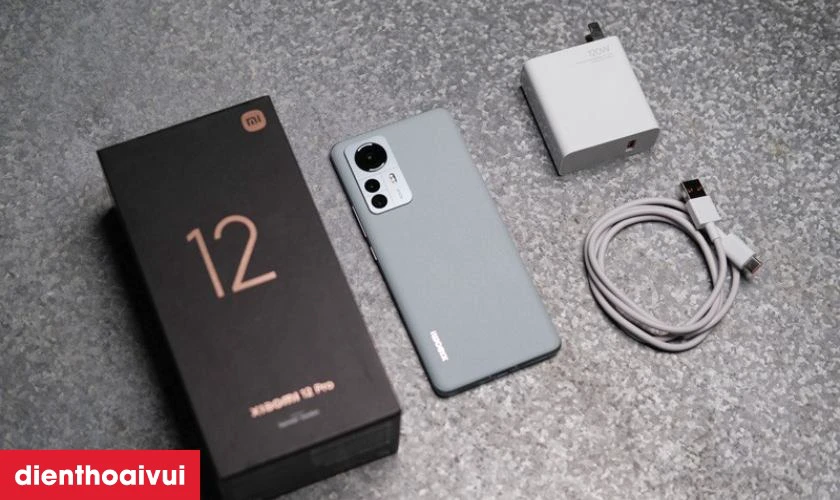Xiaomi 12 Pro cũ gi&aacute; rẻ hơn khi mua mới
