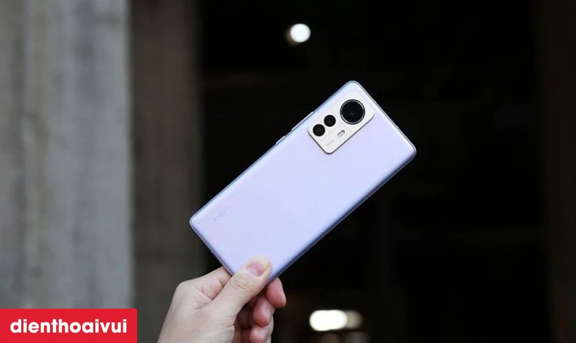 Thiết kế khung kim loại v&agrave; lưng k&iacute;nh cao cấp