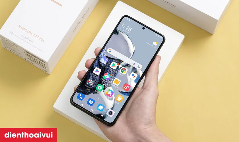 Mặt trước của Xiaomi 12T Pro 5G được trang bị màn hình AMOLED 6.67 inch