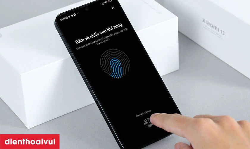 M&agrave;n h&igrave;nh OLED 6.36 inch sắc n&eacute;t, tần số qu&eacute;t 120Hz