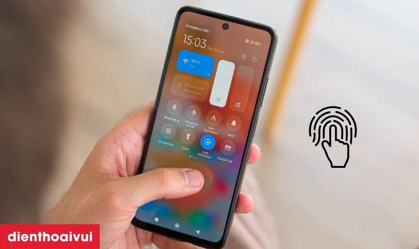 Cảm biến v&acirc;n tay cạnh viền tiện lợi gi&uacute;p mở kh&oacute;a nhanh ch&oacute;ng v&agrave; an to&agrave;n