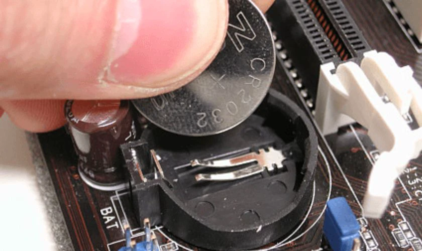 Gắn pin CMOS trở lại vị trí ban đầu, lắp lại nắp máy và kết nối nguồn điện