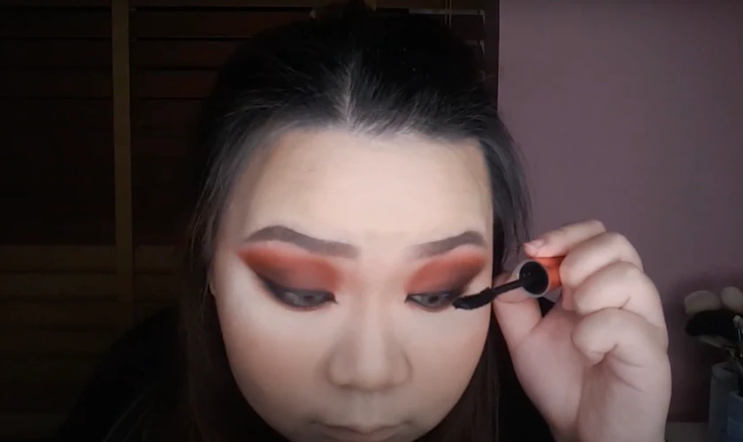 Chuốt mascara khi hóa trang Halloween ma cà rồng