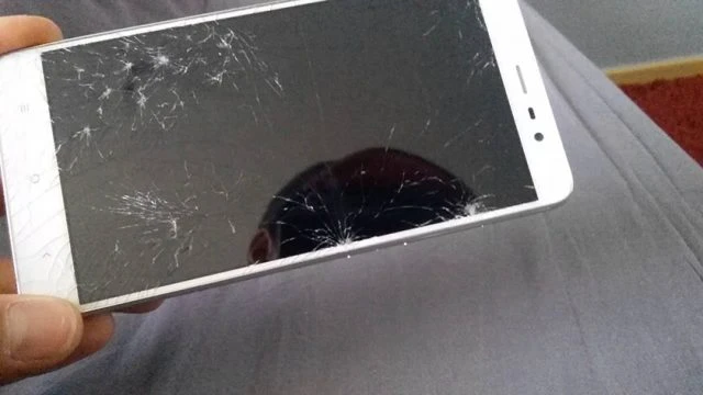 Vỡ màn hình là dấu hiệu phải thay kính cho điện thoại Xiaomi