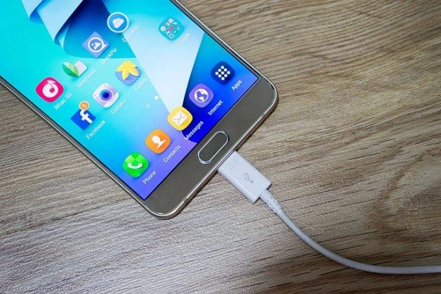 Điện thoại Samsung cắm sạc không vào pin hoặc chập chờn, không nhận pin và cách khắc phục