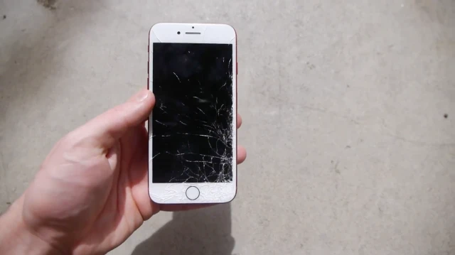 do Điện thoại iPhone bị rơi, va đập mạnh,