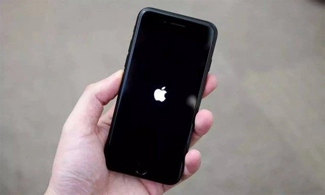 khắc phục điện thoại iPhone không lên màn hình, bị đen màn hình, lên nguồn nhưng không lên màn hình