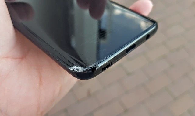 Điện thoại Samsung bị vỡ kính lưng thì phải làm sao, có ảnh hưởng gì không