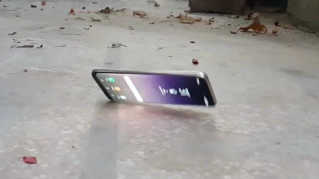 Mặt lưng kính điên thoại Samsung bị rơi vỡ