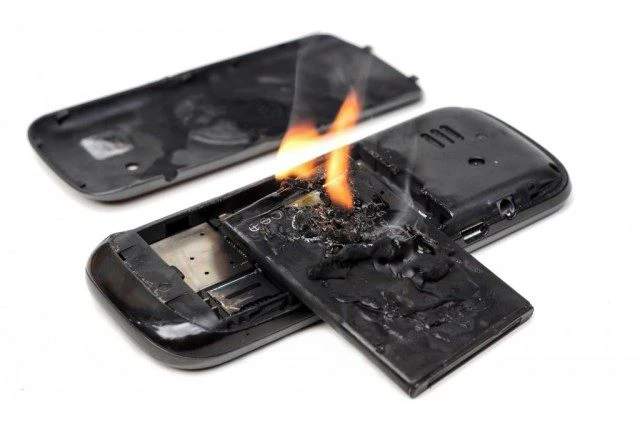 Làm gì để xẹp pin điện thoại bị phồng?