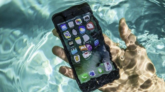 nguyên nhân phản quang iPhone bị hỏng